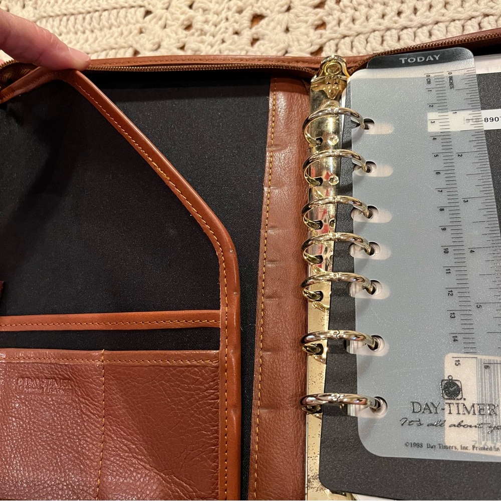 Day-Timer Vintage Green and Brown Leather Zipper Planner/Calendar - Picture 9 of 16